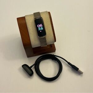 Fitbit Luxe Gold/Gold Mesh Band, Charger included